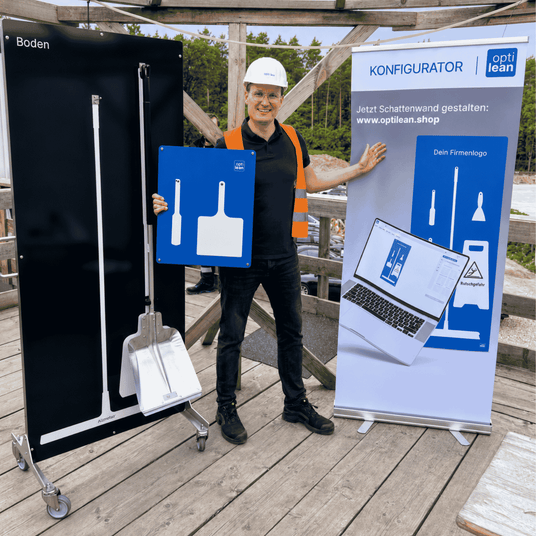 Präsentation von Ordnungssystem für Besen in der Lebensmittelindustrie.