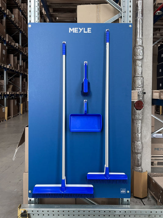 Cleaning Station im Lager mit Schattenwand – Reinigungsgeräte ordentlich und griffbereit