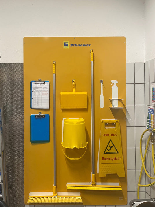 Gelbe Cleaning Station mit Schattenwand – Reinigungsgeräte übersichtlich und griffbereit
