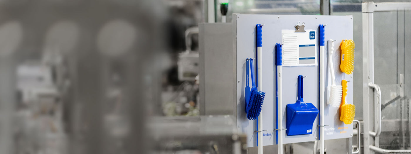 Cleaning Station mit Schattenwand von opti lean – Besen sofort sichtbar, fehlende Werkzeuge fallen direkt auf