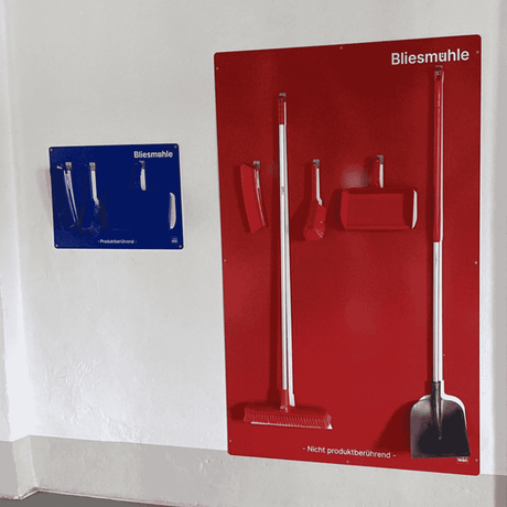 Reinigungswand mit Besen passend zum Farbkonzept in der Lebensmittelindustrie