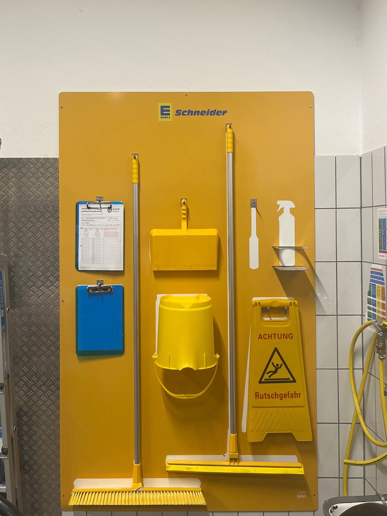 Schattenwand mit Reinigungsgeräten im Supermarkt von EDEKA