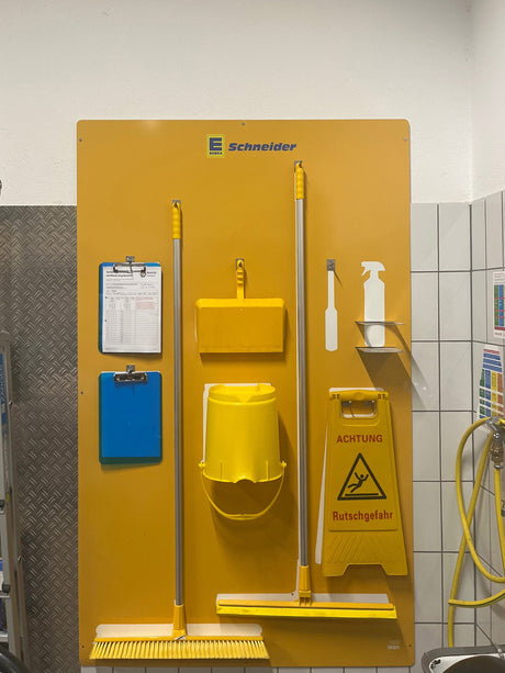 Schattenwand mit Reinigungsgeräten im Supermarkt von EDEKA