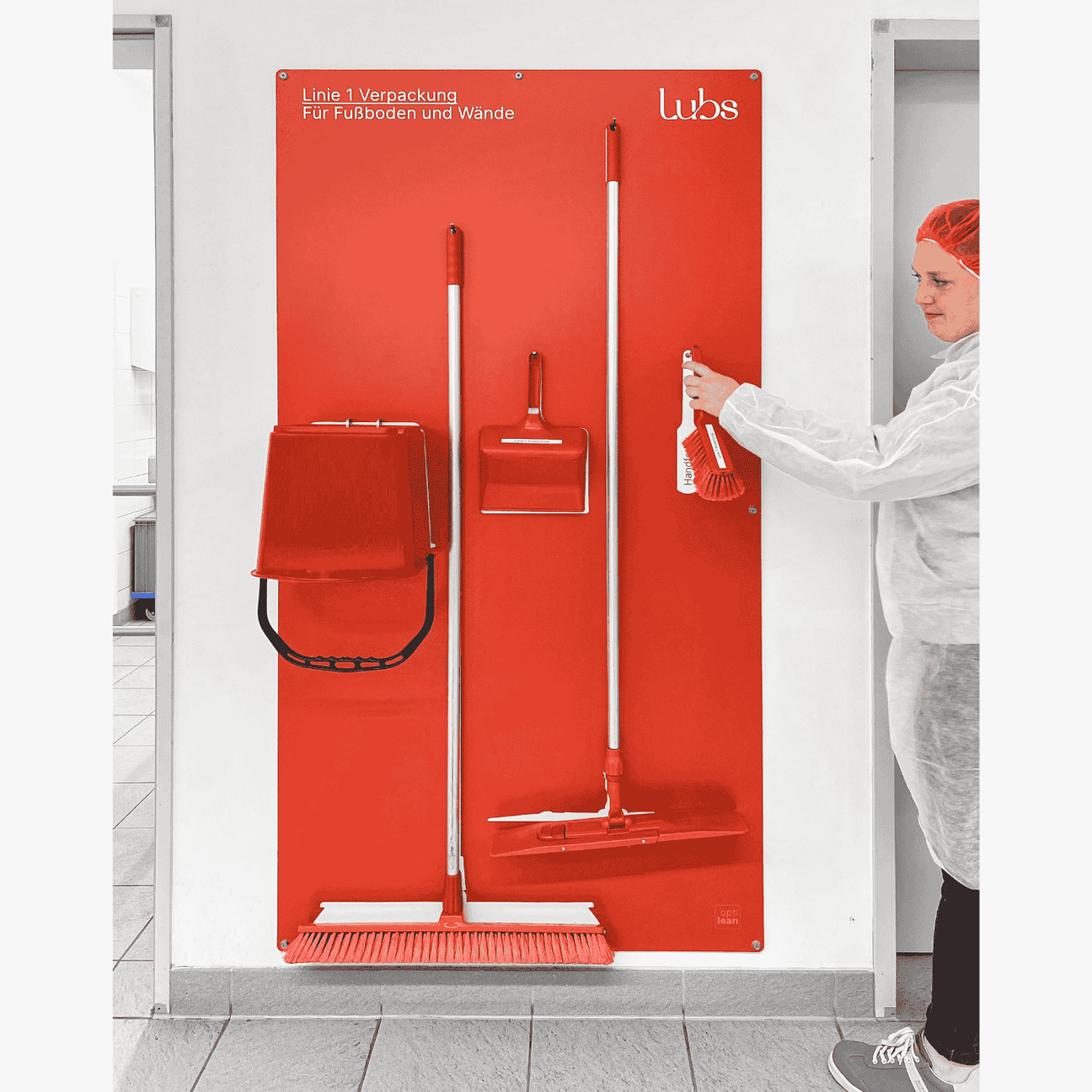 Schattenwand für die Produktion mit Reinigungsgeräten HACCP in rot