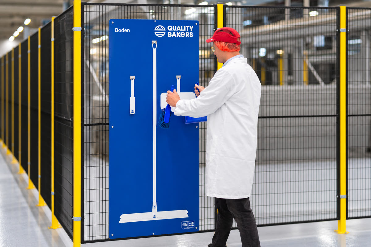 Mitarbeiter an einer blauen opti lean Schattenwand mit HACCP-Reinigungsgeräten bei Quality Bakers