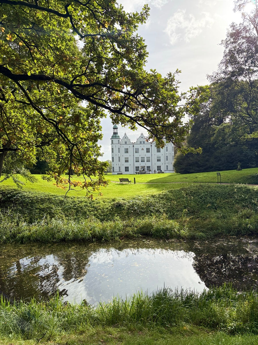 Schloss Ahrensburg im Grünen, fotografiert vom gegenüberliegenden Ufer