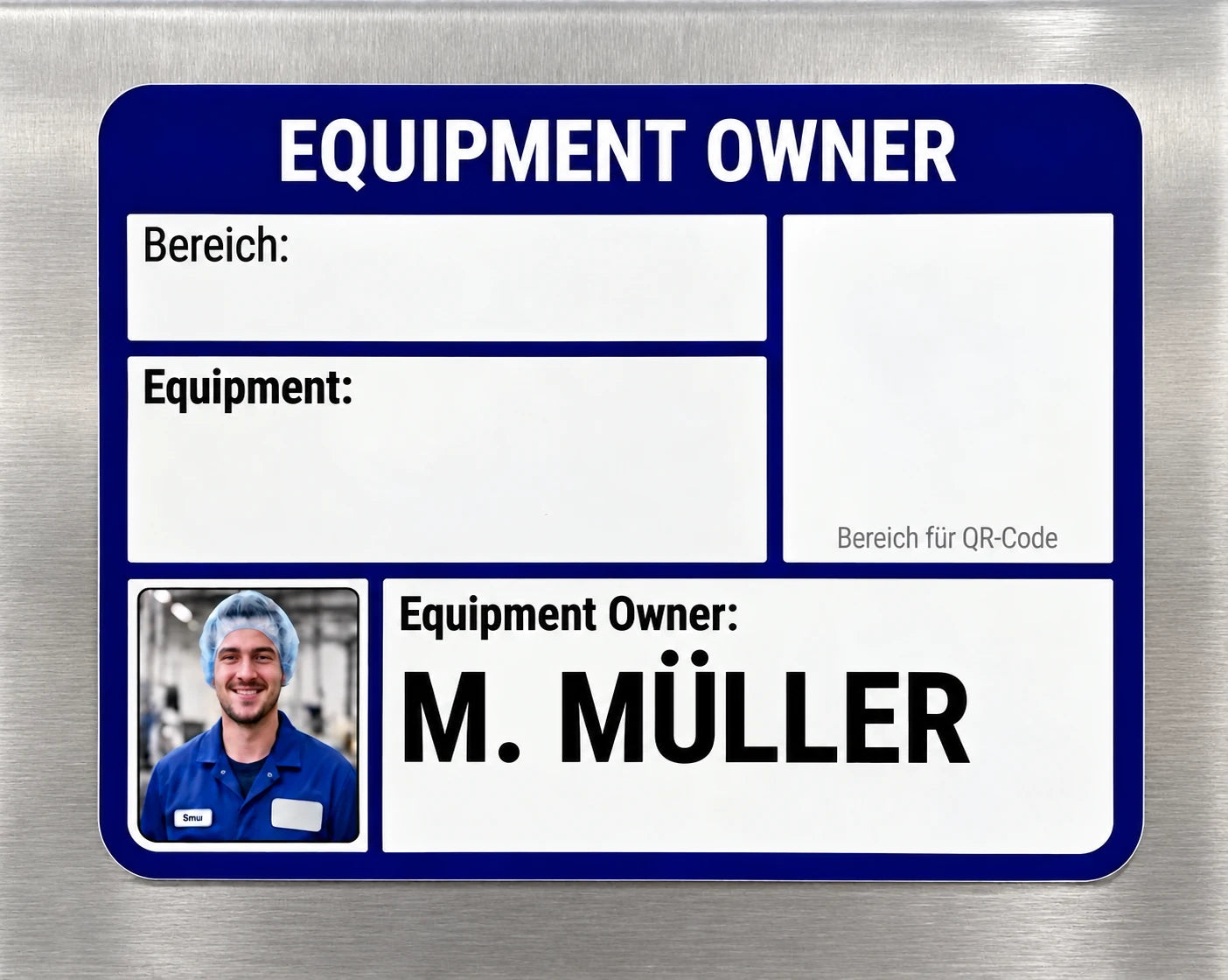 Anwendungsbeispiel eines Equipment-Owner-Schildes auf hellem Edelstahl mit Name und Foto des Verantwortlichen